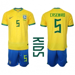 Brasil Casemiro #5 Hjemmedraktsett Barn VM 2022 Kortermet (+ Korte bukser)